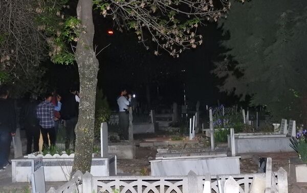 Gizemli kızın görüldüğü mezarlığa akın edenler, polise zor anlar yaşattı - Sputnik Türkiye