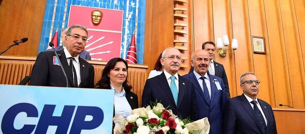 MHP'den istifa ederek CHP'ye katılanlara rozet takıldı. - Sputnik Türkiye