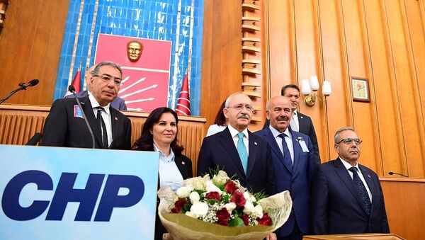 MHP'den istifa ederek CHP'ye katılanlara rozet takıldı. - Sputnik Türkiye