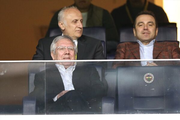 Fenerbahçe Kulübü Başkanı Aziz Yıldırım ve yöneticiler, stattaki yerlerini aldı. Fenerbahçe yönetimi, takım sahaya çıktığında protokol tribününe geldi. - Sputnik Türkiye