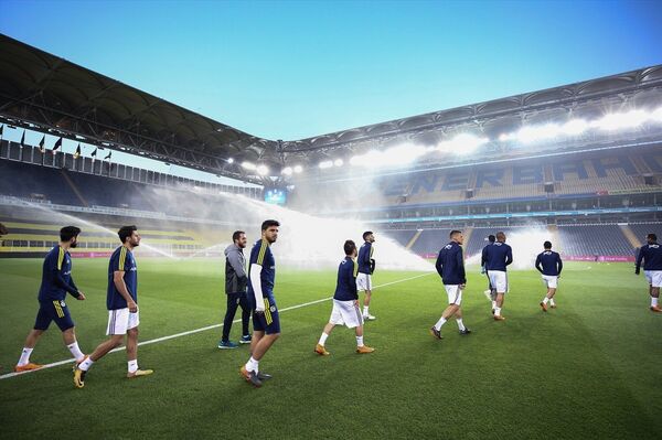 Fenerbahçeli futbolcular sahaya çıkarak ısınma hareketleri yaptı. - Sputnik Türkiye