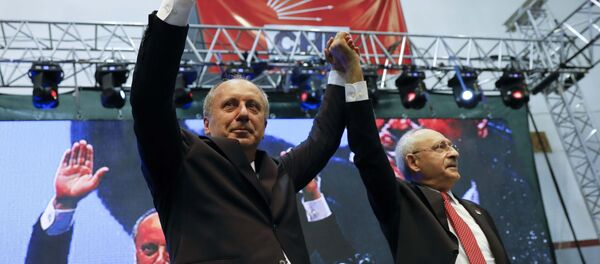 Muharrem İnce, Kemal Kılıçdaroğlu için Kendisini eleştirmiş, karşısında aday olmuş birisini cumhurbaşkanı göstermek her babayiğidin hakkı değildir dedi. - Sputnik Türkiye