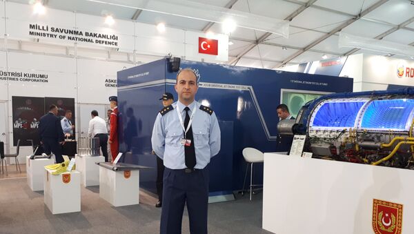 Eskişehir’deki 1. Hava Bakım Fabrika Müdürlüğü görevlisi Murat Keskin - Sputnik Türkiye