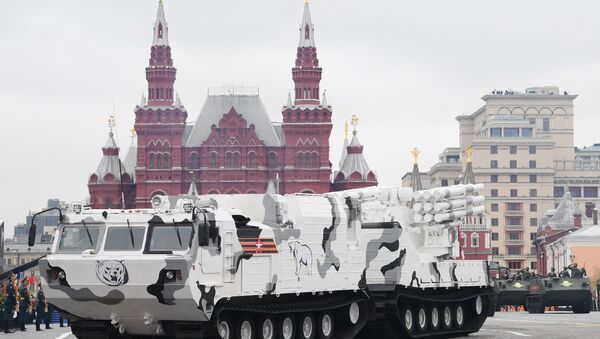 Moskova'daki Kızıl Meydan'da Zafer Günü askeri geçit törenine katılan Arktik edisyonu bir Pantsir-SA - Sputnik Türkiye