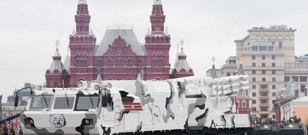 Moskova'daki Kızıl Meydan'da Zafer Günü askeri geçit törenine katılan Arktik edisyonu bir Pantsir-SA - Sputnik Türkiye