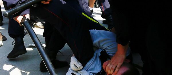 Navalniy'in çağrısıyla Moskova'daki protetso gösterilerinde çok sayıda gözaltı, 6 Nisan 2018 - Sputnik Türkiye