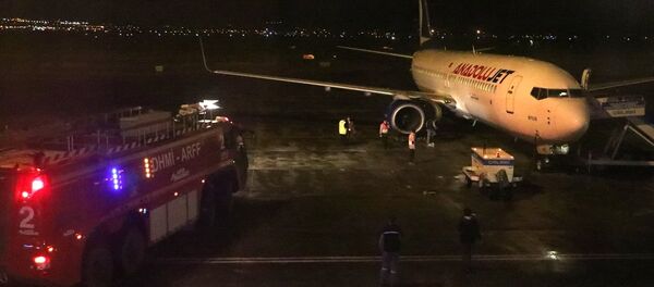 Erzurum Havalimanı'nda kalkışa hazırlanan uçağın motor kısmından alev çıkması üzerine yolcular tahliye edildi. - Sputnik Türkiye