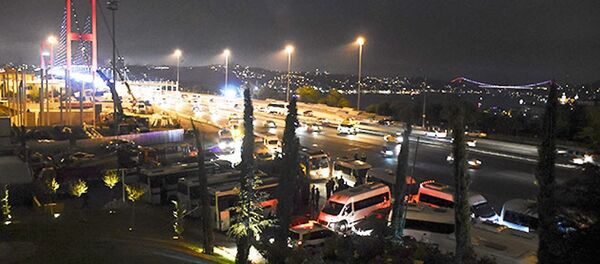 Servisçilerden 15 Temmuz Şehitler Köprüsü'nde plaka eylemi - Sputnik Türkiye