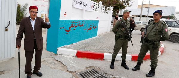 Tunus'un başkenti Tunus'ta bir seçmen - Sputnik Türkiye