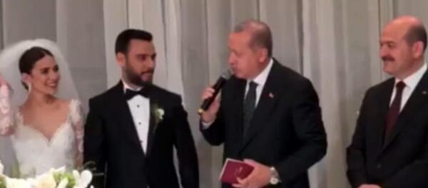 Cumhurbaşkanı Recep Tayyip Erdoğan ve İçişleri Bakanı Süleyman Soylu Alişan ve Buse Varol çiftinin nikah şahitliğini yaptı. - Sputnik Türkiye