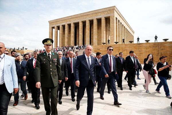 CHP'nin cumhurbaşkanı adayı Muharrem İnce, beraberindeki heyetle Anıtkabir'i ziyaret etti. - Sputnik Türkiye
