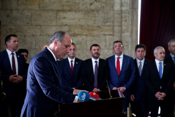 CHP'nin cumhurbaşkanı adayı Muharrem İnce, beraberindeki heyetle Anıtkabir'i ziyaret etti. - Sputnik Türkiye