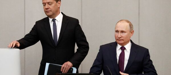Duma'daki başbakanlık oylamasında Medvedev ile Putin - Sputnik Türkiye