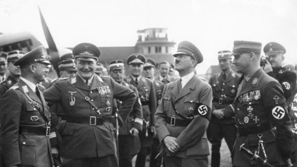 Hermann Göring, Adolf Hitler ve Viktor Lutze    - Sputnik Türkiye