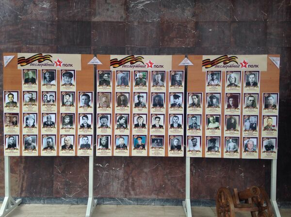 Rusya Büyükelçiliği binasının girişinde İkinci Dünya Savaşı’nda yaşamını yitiren elçilik çalışanlarının dedelerinin resimleri yer aldı - Sputnik Türkiye