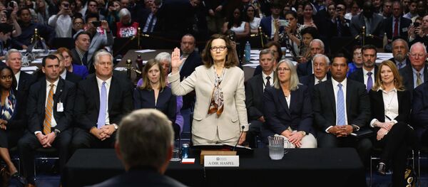 Gina Haspel, Senato İstihbarat Komisyonu'ndaki onay oturumunda ifade vermeden önce yemin etti. - Sputnik Türkiye
