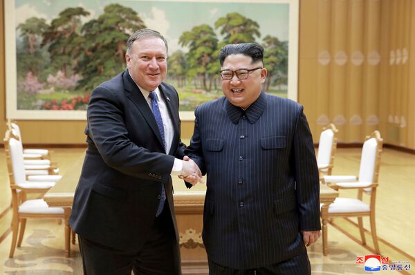 Kuzey Kore lideri Kim Jong-un ve ABD Dışişleri Bakanı Mike Pompeo'nun ikinci görüşmesinin fotoğrafları yayınlandı. - Sputnik Türkiye