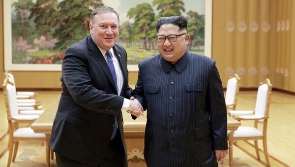 Kuzey Kore lideri Kim Jong-un ve ABD Dışişleri Bakanı Mike Pompeo'nun ikinci görüşmesinin fotoğrafları yayınlandı. - Sputnik Türkiye