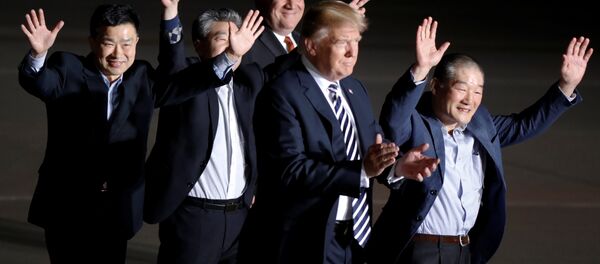 ABD Başkanı Donald Trump- Dışişleri Bakanı Mike Pompeo ve Pyongyang'ın serbest bıraktığı 3 ABD vatandaşı ABD Başkanı Donald Trump- Dışişleri Bakanı Mike Pompeo ve Pyongyang'ın serbest bıraktığı 3 ABD vatandaşı - Sputnik Türkiye