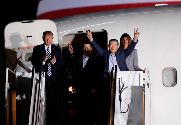 ABD Başkanı Donald Trump ve First Lady Melania Trump Kuzey Kore'nin  serbest bıraktığı 3 ABD vatandaşını karşıladı - Sputnik Türkiye