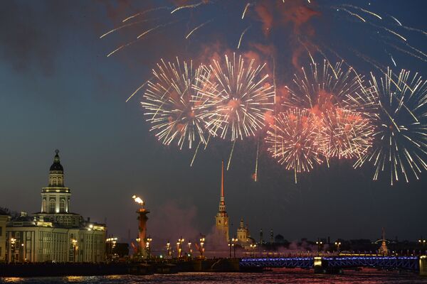 Rusya'daki Zafer Günü kutlamalarında havai fişek gösterisi - Sputnik Türkiye