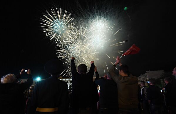 Rusya'daki Zafer Günü kutlamalarında havai fişek gösterisi - Sputnik Türkiye