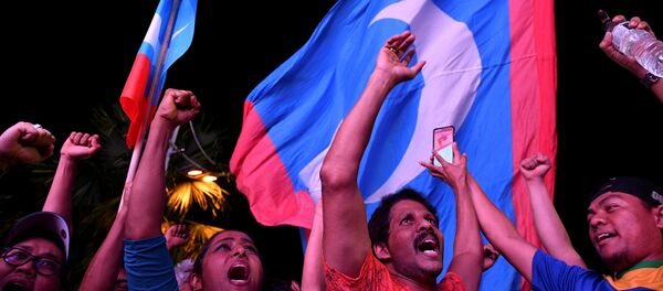 Malezya'da seçimin galibi muhalif ittifak Pakatan Harapan destekçileri kutlama yaptı Malezya'da seçimin galibi muhalif ittifak Pakatan Harapan destekçileri kutlama yaptı - Sputnik Türkiye