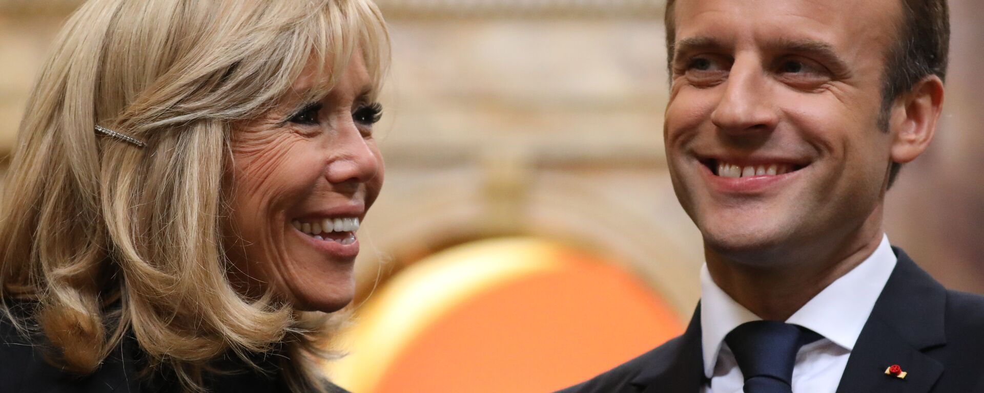 Fransa Cumhurbaşkanı Emmanuel Macron ile kendisinden 24 yaş büyük eşi Brigitte Macron - Sputnik Türkiye, 1920, 02.09.2019