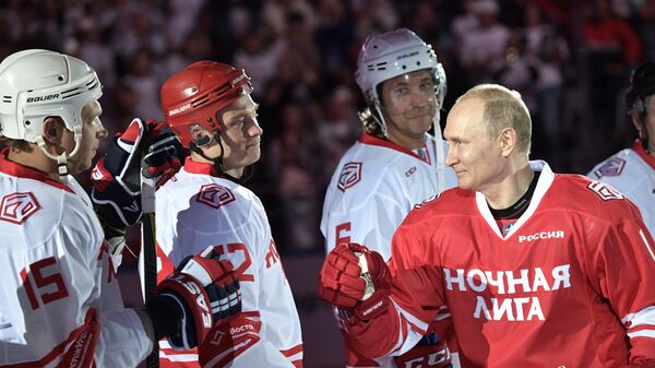 Putin’in takımında Rusya Savunma Bakanı Sergey Şoygu’nun yanı sıra Vyaçeslav Fetisov ve Pavel Bure gibi eski Rus hokey yıldızları yer aldı. - Sputnik Türkiye