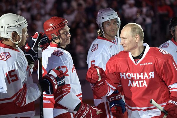 Putin’in takımında Rusya Savunma Bakanı Sergey Şoygu’nun yanı sıra Vyaçeslav Fetisov ve Pavel Bure gibi eski Rus hokey yıldızları yer aldı. - Sputnik Türkiye