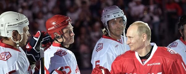 Putin’in takımında Rusya Savunma Bakanı Sergey Şoygu’nun yanı sıra Vyaçeslav Fetisov ve Pavel Bure gibi eski Rus hokey yıldızları yer aldı. - Sputnik Türkiye