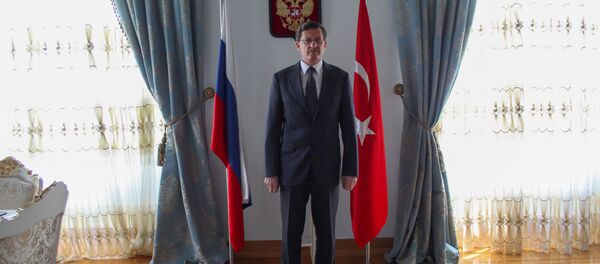 Rusya Federasyonu İstanbul Başkonsolosu Andrey Podelışev, Sovyetler Birliği’nin Nazi Almanyası’nı yenilgiye uğratmasının 73. yıl dönümünün haftasında Sputnik'le söyleşi gerçekleştirdi. - Sputnik Türkiye