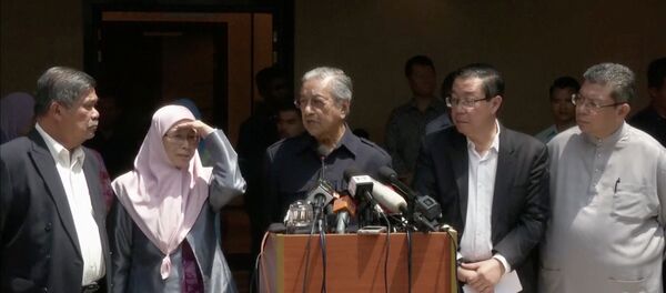 Yeniden başbakan seçilip yemin ederek göreve başlayan Mahathir Muhammed, Muhammed Sabu, Wan Azizah Wan İsmail ve Lim Guan Eng ile basın toplantısı düzenledi. Yeniden başbakan seçilip yemin ederek göreve başlayan Mahathir Muhammed, Muhammed Sabu, Wan Azizah Wan İsmail ve Lim Guan Eng ile basın toplantısı düzenledi. - Sputnik Türkiye
