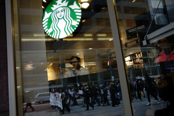 İki siyah ABD'linin gözaltına alındığı Philadelphia kentindeki Starbucks şubesi önünde eylem yapıldı - Sputnik Türkiye