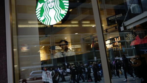 İki siyah ABD'linin gözaltına alındığı Philadelphia kentindeki Starbucks şubesi önünde eylem yapıldı - Sputnik Türkiye