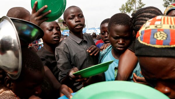 Kongo Demokratik Cumhuriyeti'nde çatışmalar yüüznden yerinden yurdundan olanlar için Ituri/Bunia'daki kampta yiyecek dağıtılıyor. - Sputnik Türkiye