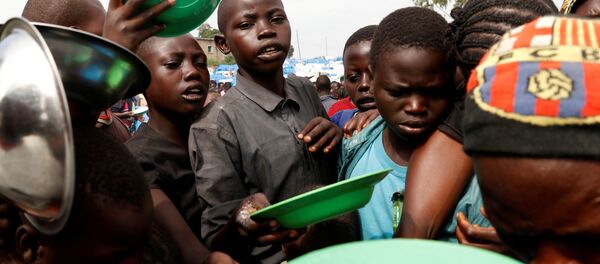 Kongo Demokratik Cumhuriyeti'nde çatışmalar yüüznden yerinden yurdundan olanlar için Ituri/Bunia'daki kampta yiyecek dağıtılıyor. - Sputnik Türkiye