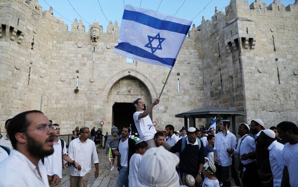 Bu arada El Kaide lideri Eymen el Zevahiri, 5 dakikalık ve ‘Tel Aviv, Müslüman Diyarı’dır’ adlı video mesajında Müslümanlara ABD’ye karşı cihat çağrısı yaptı. Trump’ın ‘modern Haçlı Seferleri’nin gerçek yüzünü ortaya koyduğunu söyleyen Zevahiri, Filistin liderliğini de ‘Filistin’i satmakla’ suçladı. - Sputnik Türkiye