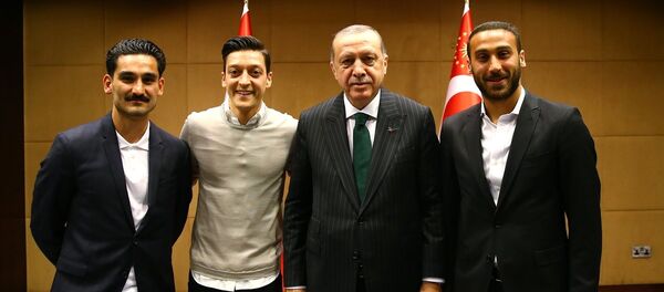 Cumhurbaşkanı Recep Tayyip Erdoğan, Cenk Tosun, Mesut Özil ve İlkay Gündoğan. - Sputnik Türkiye