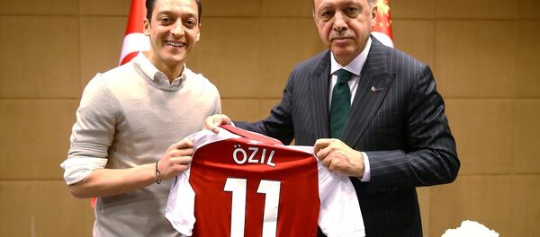 Cumhurbaşkanı Recep Tayyip Erdoğan, Mesut Özil - Sputnik Türkiye
