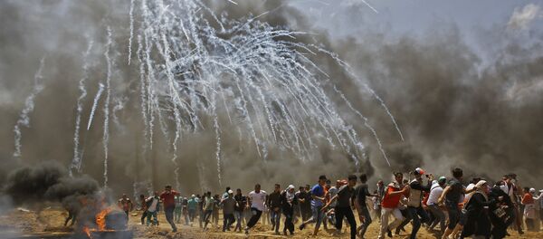 ABD'nin Kudüs Büyükelçiliği'nin açılışını protesto için İsrail sınırına yürüyen Gazzelilere İsrail'in havadan göz yaşartıcı gazla müdahalesi - Sputnik Türkiye