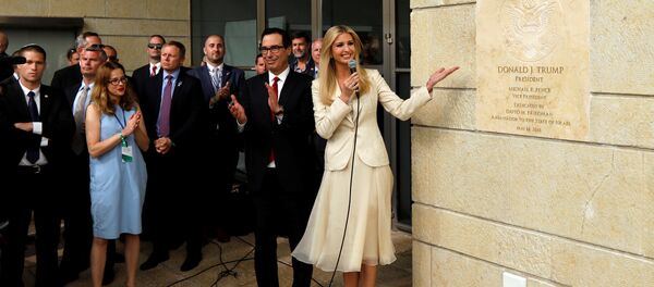 ABD'nin Kudüs Büyükelçiliği açılışında Trump'a ithaf tabelasını gösteren kızı ve danışmanı Ivanka Trump ile Hazine Bakanı Steven Mnuchin - Sputnik Türkiye