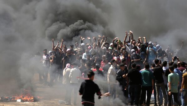 Palestinian demonstrators burn tyres near the Gaza-Israel border, east of Gaza City, as Palestinians readied for protests over the inauguration of the US embassy following its controversial move to Jerusalem on May 14, 0218 - Sputnik Türkiye