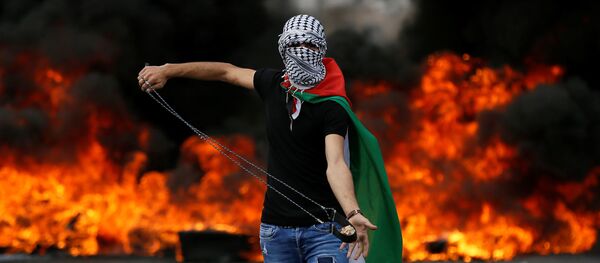 Batı Şeria, Ramallah, Beyt El'deki Nakba protestosunda sapanlı Filistinli - Sputnik Türkiye