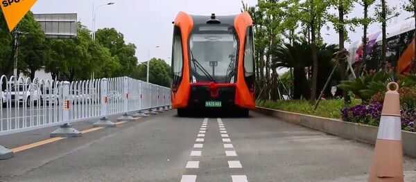 Çin'de dünyanın ilk raysız otonom treni test edildi - Sputnik Türkiye