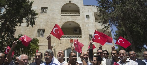 Doğu Kudüs'teki Türkiye Konsolosluğu önünde Mayıs 2010'daki Mavi Marmara saldırısı sonrası Filistinliler gösteri yapıyor Doğu Kudüs'teki Türkiye Konsolosluğu önünde Mayıs 2010'daki Mavi Marmara saldırısı sonrası Filistinliler gösteri yapıyor - Sputnik Türkiye