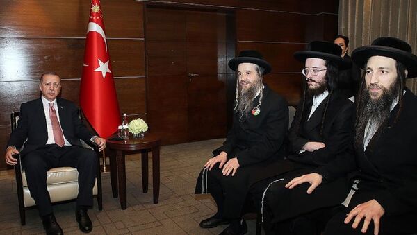 Cumhurbaşkanı Recep Tayyip Erdoğan, Haham Elahanan Beck ve beraberindeki Neturei Karta Ortodoks Musevi Cemaati üyeleri ile bir araya geldi. - Sputnik Türkiye