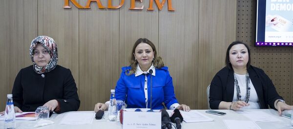 Kadın ve Demokrasi Derneği (KADEM), Kadın ve Siyaset Araştırması Sonuç Raporu'nun basın lansmanı, KADEM Genel Merkezi'nde gerçekleştirildi. Lansman toplantısına Kadın ve Demokrasi Derneği (KADEM) Başkanı Sare Aydın Yılmaz (ortada), yönetim kurulu üyesi Betül Altınsoy Yanılmaz (solda) ve yönetim kurulu üyesi Sezen Güngör de (sağda) katıldı. - Sputnik Türkiye