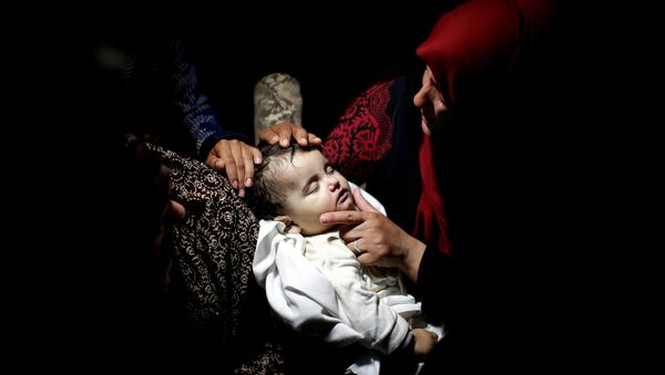 İsrail, 2 gün önce Gazze sınırında ABD'nin büyükelçiliğini Kudüs'e taşımasını protesto ederek barışçı gösteri düzenleyen Filistinlilere yönelik katliam yaptı, 8'i çocuk 60 kişi hayatını kaybetti. Haaretz'in aktardığına Gazzeli sağlık yetkilileri ilk açıklamasında 8 aylık Leyla Gandur adlı bebeğin İsrail güçlerinin attığı göz yaşartıcı gaz bombalarından etkilenerek hayatını kaybettiğini duyurdu. Adını vermek istemeyen bir doktor bebeğin önceden var olan bir rahatsızlığa sahip olduğunu ve gazdan etkilenmesi sonucu öldüğünü düşünmediğini söylese de konu hakkında Gazze merkezli insan hakları örgütü El Mezan'ın incelemeleri sürüyor.Haaretz'in aktardığına Gazzeli sağlık yetkilileri ilk açıklamasında 8 aylık Leyla Gandur adlı bebeğin İsrail güçlerinin attığı göz yaşartıcı gaz bombalarından etkilenerek hayatını kaybettiğini duyurdu. Adını vermek istemeyen bir doktor bebeğin önceden var olan bir rahasızlığa sahip olduğunu ve gazdan etkilenmesi sonucu öldüğüne inanmadığını söylese de konu hakkında Gazze merkezli insan hakları örgütü El Mezan'ın incelemeleri sürüyor. - Sputnik Türkiye