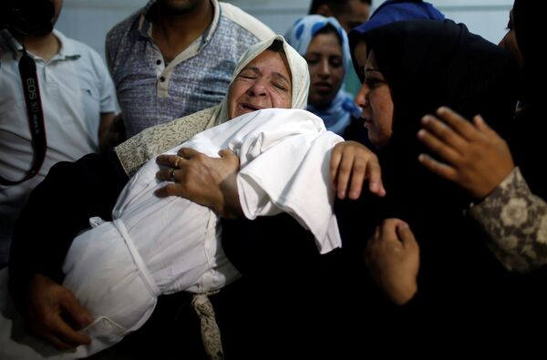 Leyla'nın anneannesi Heyam Ömer de İsrail güçlerinin, gösteriler sırasında çocuk ve bebeklere aldırış etmeden gerçek mermi ve göz yaşartıcı gaz kullandığını anlatarak, İşgal güçleri göz yaşartıcı gaz bombaları atmaya başladığında onu korumak istedim, eve getirdim. Bebeğin rengi değişmişti. Koşarak hastaneye götürdüm ancak doktorlar göz yaşartıcı gaz bombaları nedeniyle şehit olduğunu söyledi dedi.  Ömer, İsrail'in, barışçıl gösteri düzenleyen Filistinlilere yönelik katliamlarının hesabını vermesini istedi. - Sputnik Türkiye